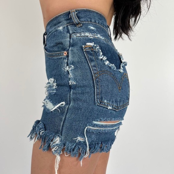Levi’s high waisted distressed cut off denim shorts - Picture 4 of 4